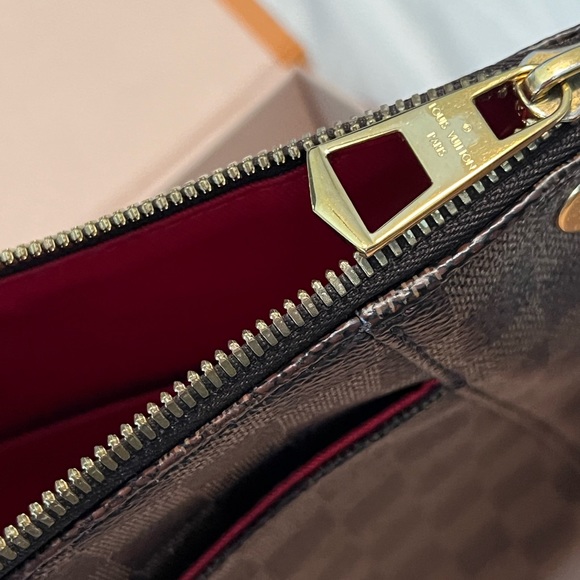 SOLD-Authentic Louis Vuitton South Bank Besace Damiere Ebene Crossbody - Picture 5 of 10